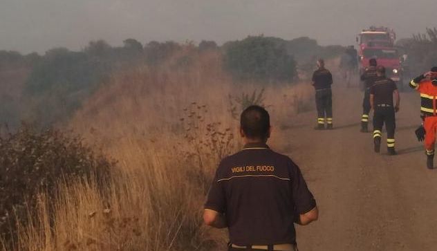 Vasto incendio a Dualchi: riprese all'alba le operazioni di spegnimento