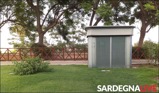 Toilette fuori uso da mesi, ai Giardini Pubblici di Terrapieno i bisogni si fanno tra le aiuole