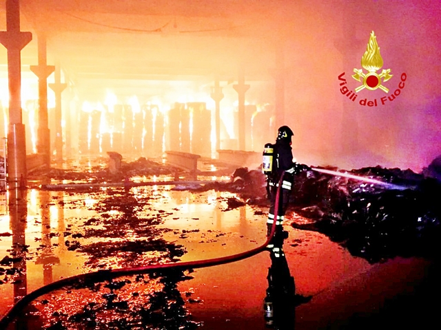 Inferno di fuoco nel deposito Sarda Recuperi, sul posto i Vigili del Fuoco