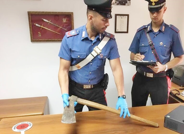 Con un’ascia distrugge i vetri delle auto e minaccia i Carabinieri, “nonnino terribile” in manette