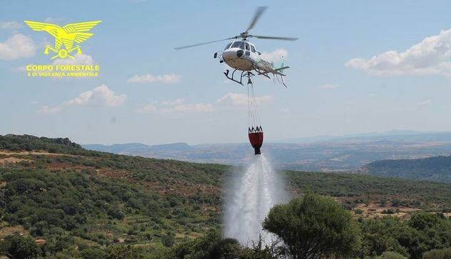 Incendio a Torpè, in azione un elicottero della Forestale