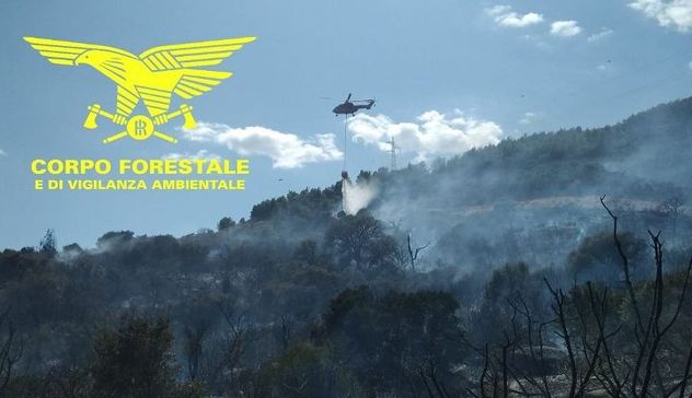 Incendio a Zerfaliu, sul posto un elicottero della Forestale
