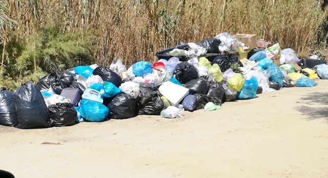 A Santa Barbara la vergogna dei rifiuti abbandonati, i residenti: “Paghiamo la tassa rsu e questo è ciò che dobbiamo sopportare”