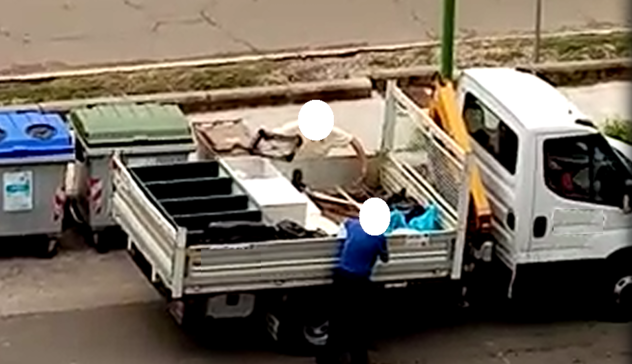Abbandona rifiuti ingombranti in via Ugo la Malfa, la Polizia Municipale lo sanziona