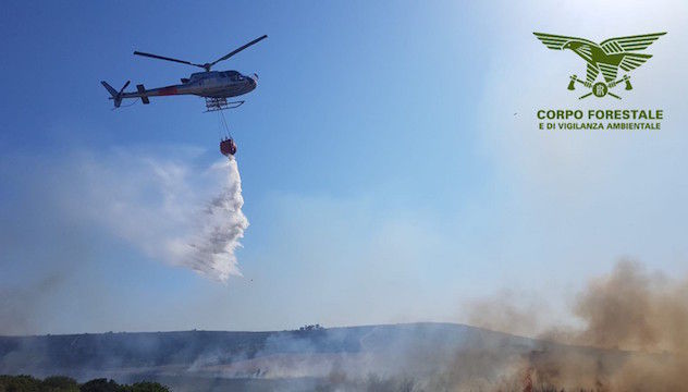Incendio nelle campagne a ovest di Nuoro, richiesto l’impiego di un elicottero della Forestale