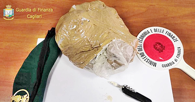 Due chili di eroina nascosti nella valigia, in manette un turista tedesco: la droga consegnata ad un nigeriano