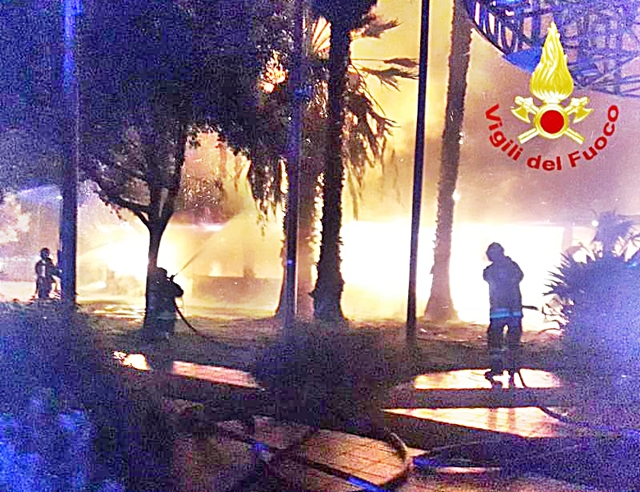 L’inferno di fuoco distrugge la pizzeria “Scacco Matto” in via Darwin, sul posto i Vigili del Fuoco