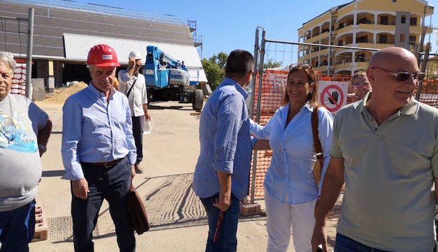 Nuova piscina comunale a Maria Pia. Peru: “Si sta procedendo verso la fine dei lavori”