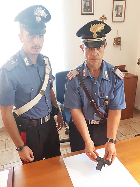 In casa con una pistola clandestina, i Carabinieri arrestano una persona