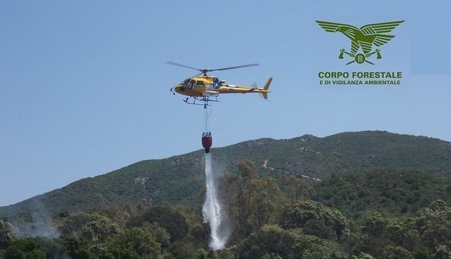 Incendio nelle campagne di Senorbì, in azione un elicottero della Forestale