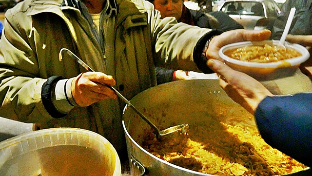 Senzatetto e clochard, per loro c’è “Un pasto al giorno” tra cibo, solidarietà e “sharing humanity”: ecco di cosa si tratta