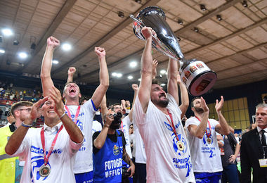 La Dinamo si aggiudica la supercoppa 2019. Pozzecco: “Una vittoria dedicata alla Sardegna”
