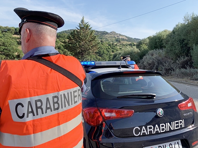Giovane 30enne si aggrappa ai tergicristalli di un pullman dell’Arst e blocca la corsa, arrestato dai Carabinieri