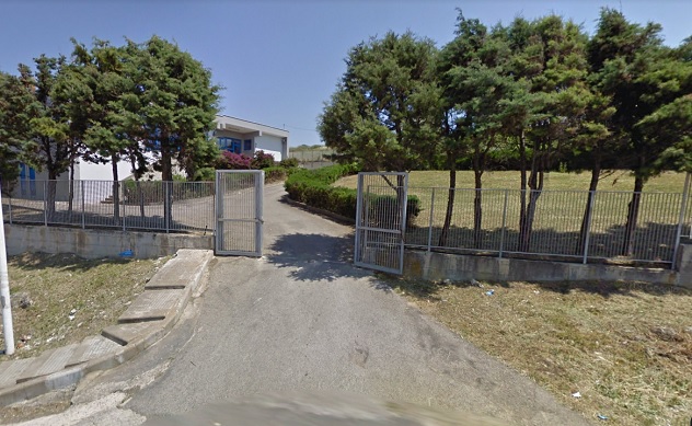 Cancello della scuola cade sopra la bidella: tragedia sfiorata a Sennori