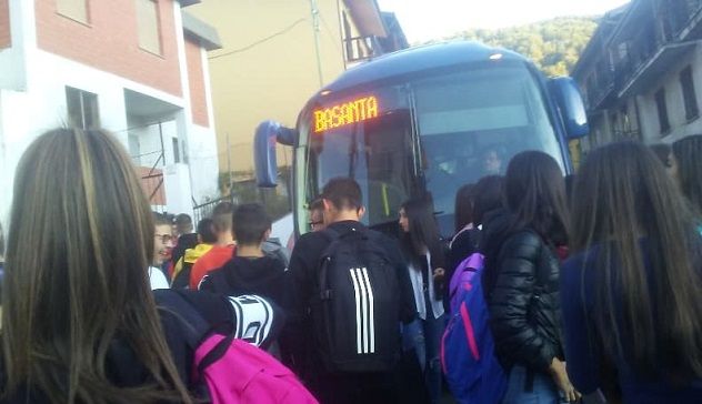 Studenti bloccano l'autobus per protesta: 