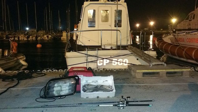 Usavano fonti luminose per pescare i calamari, la Guardia Costiera sanziona due persone