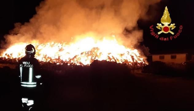 Incendio a Samugheo:  in fiamme 7mila balle di foraggio