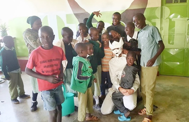Manu Invisible e gli orfanelli del Kenya: “Ora quelle pareti faranno sorridere anche quei piccoli bimbi meravigliosi”. LE FOTO