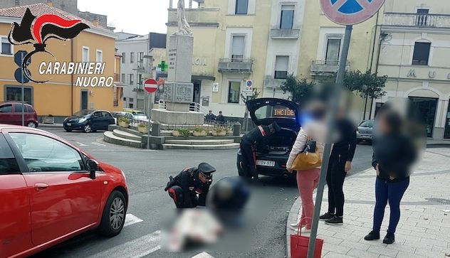 Travolta da auto mentre attraversa la strada: una donna in ospedale