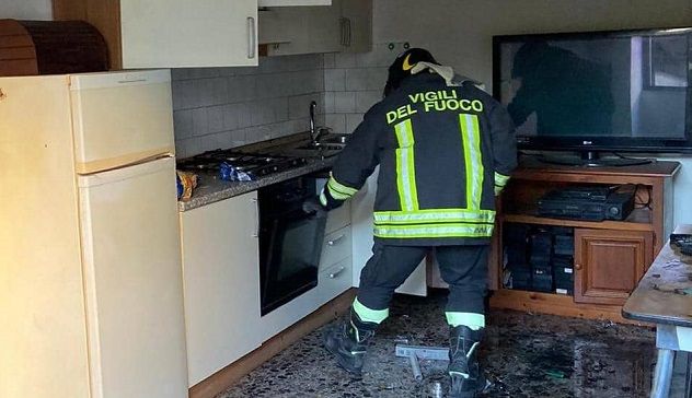 Esplosione in casa per una fuga di gas: proprietario in ospedale con l'elisoccorso