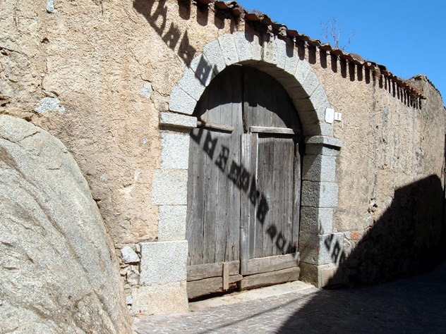 Atzara e il fascino del centro storico. 'Domos de pedra': granito, travi di quercia e cornici in trachite