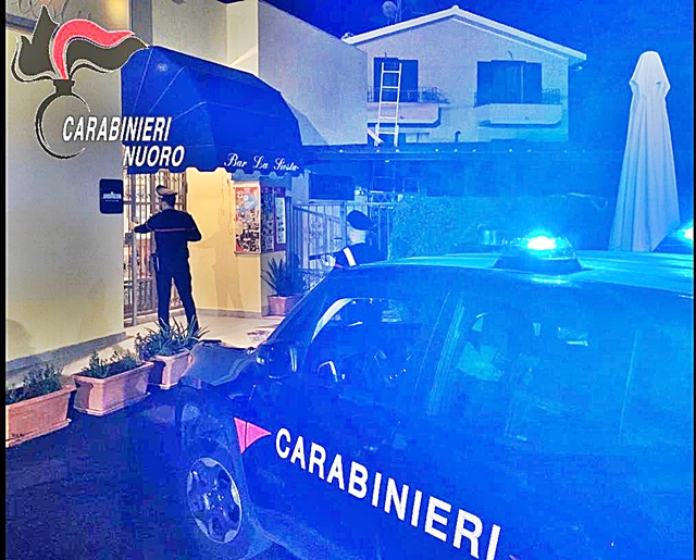 Tentano di rubare un cambiamonete da un bar, i ladruncoli scappano alla vista dei Carabinieri