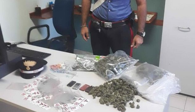 Mezzo chilo di marijuana in casa: 22enne arrestato dai carabinieri