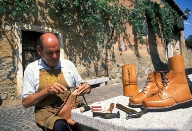 Le produzioni artigianali di Atzara: le mani sapienti di tessitrici, falegnami, calzolai