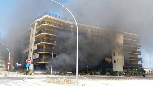 Un mozzicone di sigaretta provocò l'incendio della palazzina e 10 milioni di euro danni