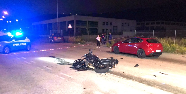 Auto si scontra con una moto, muore un 48enne