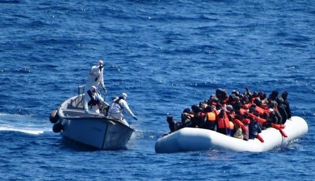 Naufragio a Lampedusa: in fondo al mare una mamma abbracciata al suo bebè