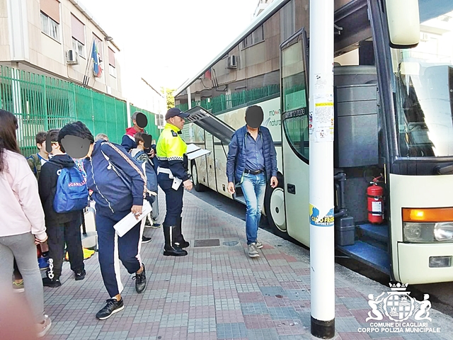 Bus per le gite scolastiche dei bimbi, scattano i controlli della Polizia Municipale a bordo dei mezzi