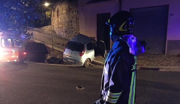 Incidente nel centro di Belvì: auto contro una ringhiera