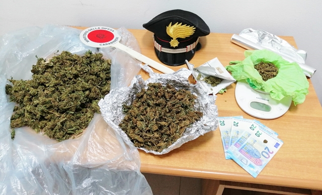 Scoperto con due bustoni di droga in casa, 28enne arrestato dai Carabinieri