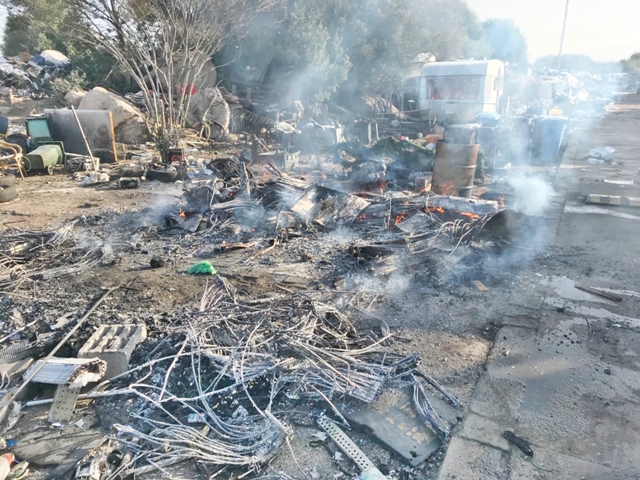 Sorpreso a bruciare rifiuti pericolosi al campo nomadi, 23enne nei guai