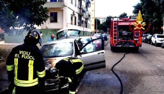 Auto in fiamme a Cagliari, sul posto i Vigili del fuoco