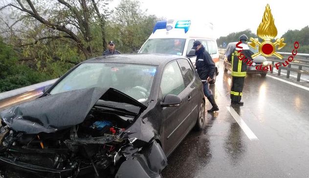 Violento impatto contro il guar rail sulla 131 D.cn., automobilista finisce in ospedale