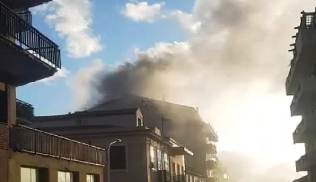 Incendio a Sassari, fiamme in un magazzino