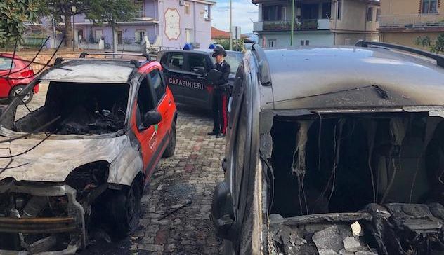 Due auto in fiamme nel centro del paese. 
