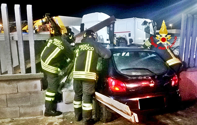 Due incidenti nella notte, auto si schianta su un muro: in via Giulio Cesare frontale tra due mezzi. Sul posto i Vigili del Fuoco