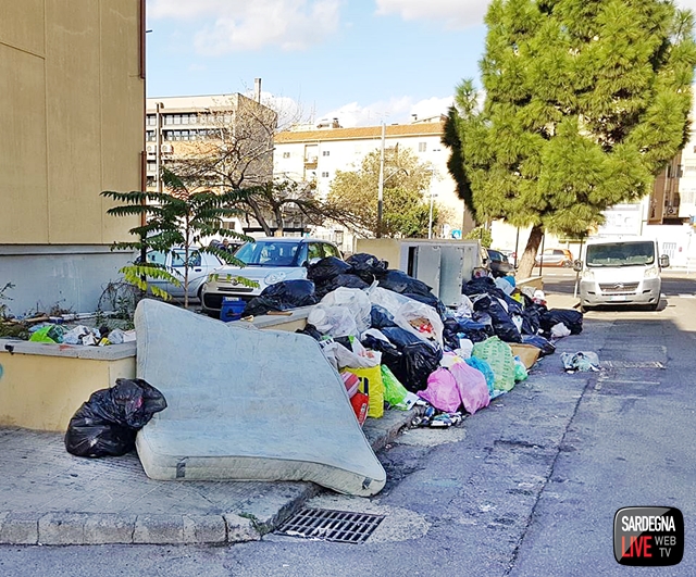 Cagliari come Roma, il ‘disastro’ di via Timavo di fronte al Santissima Trinità: indecenza e la puzza dei rifiuti abbandonati sul marciapiede