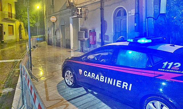 Sorpresi dai Carabinieri mentre tentano di forzare l’ingresso di un tabacchino. Due fratelli in manette