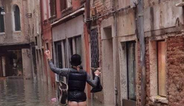 Cammina mezza nuda per le strade di Venezia: “Siamo rimasti così, in mutande”
