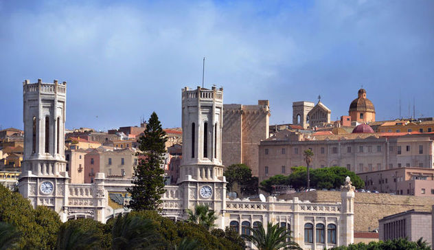 Cagliari: i monumenti si illuminano per le giornate della prematurità e contro il cancro al polmone