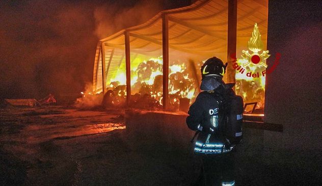 Incendio in un capannone, immediato l’intervento dei Vigili del fuoco