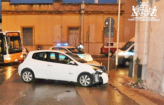 Ubriaco al volante finisce contro un muro in via Roma: denunciato