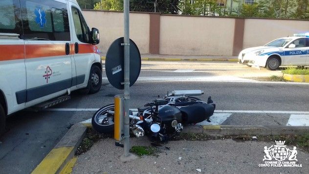 Auto contro moto: ferita una donna di 56 anni