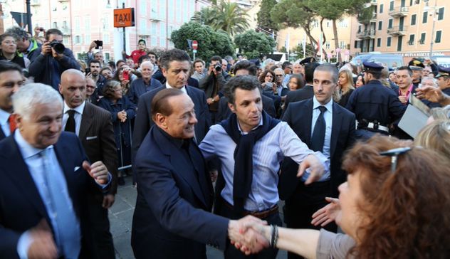 Ressa fra la folla, Berlusconi cade a Zagabria
