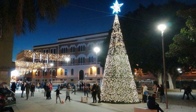Cagliari accende le luci del grande albero di Natale