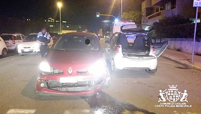 Scontro tra due auto, la Polizia Municipale scopre che la donna 70enne alla guida è ubriaca